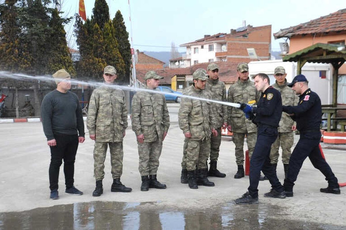 Bozüyük Belediyesi İtfaiye Ekiplerinden Askerlere Yangın Söndürme Eğitimi