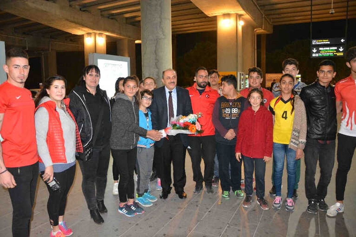 Dalamanlı Sporcular Başkanlarını Çiçeklerle Karşıladı