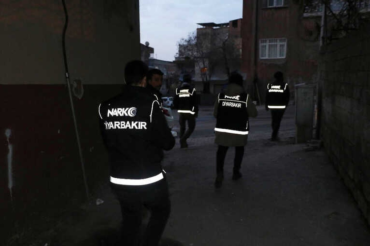 Diyarbakır\'da Uyuşturucu Tacirlerine Şafak Operasyonu: 6 Gözaltı