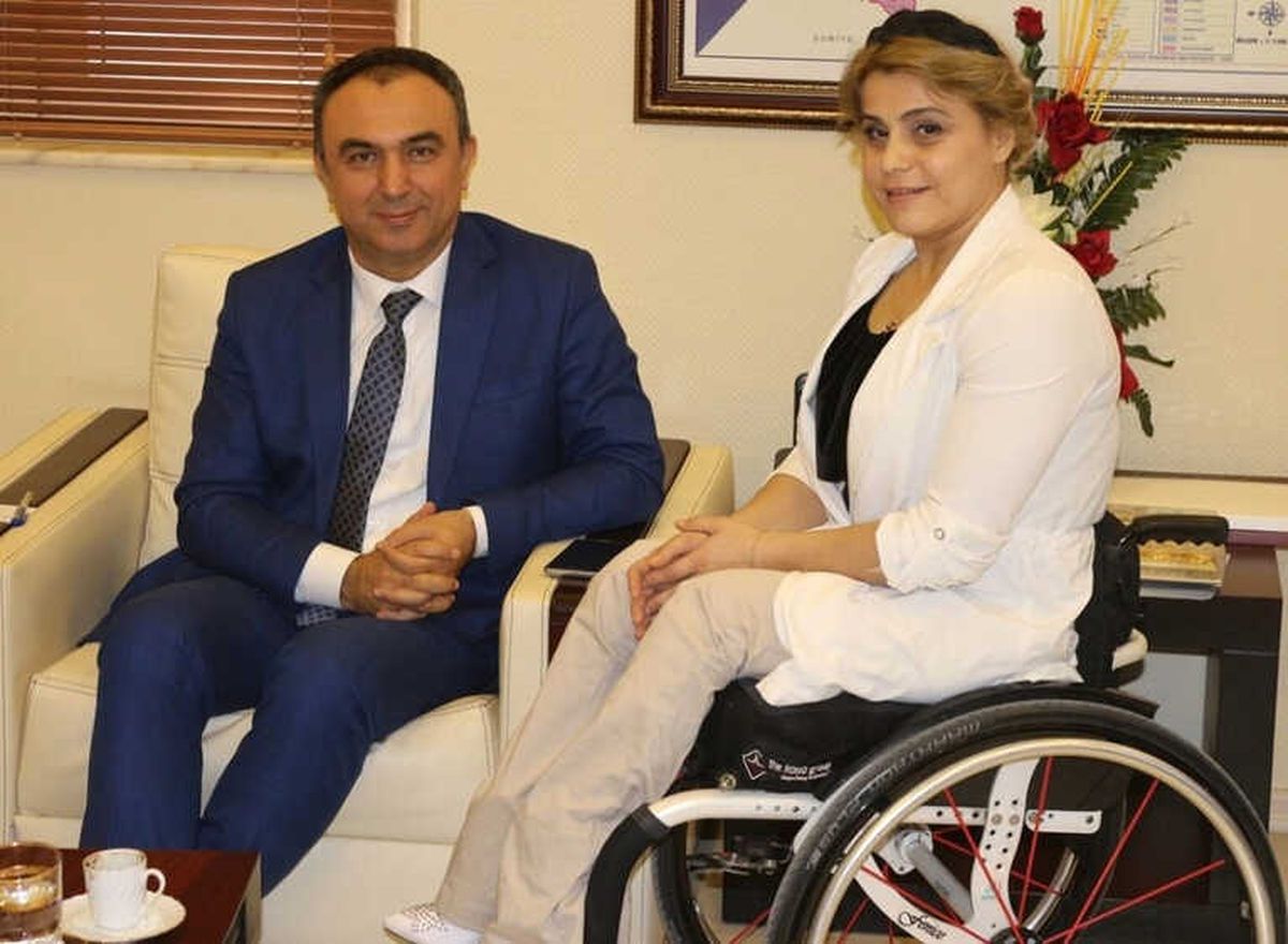 Engelleri Halterle Kaldırıyor
