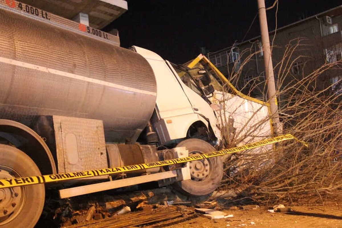 Freni Boşalan Tanker Bekçi Kulübesine Girdi