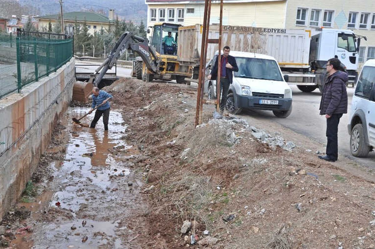 Gölbaşı İlçesinde Su Kanalları Temizleniyor
