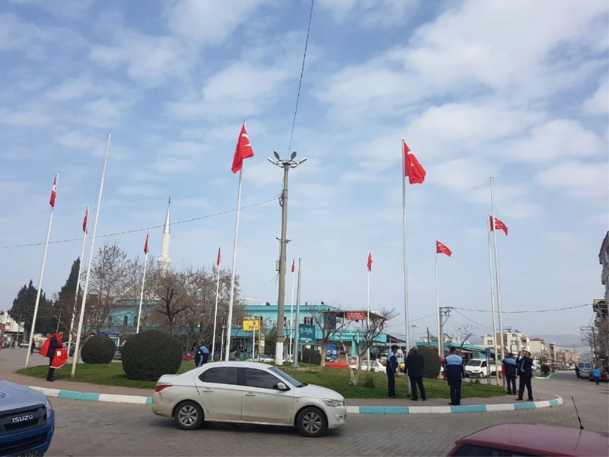 Gölmarmara\'daki Türk Bayrakları Yenilendi