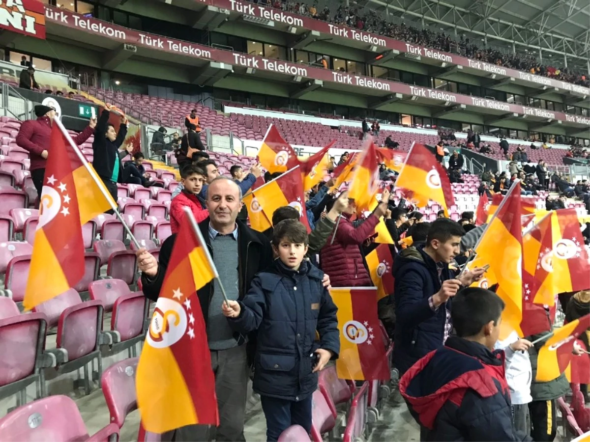 Hakkarili Öğrenciler Galatasaray ile Konyaspor Maçını İzledi