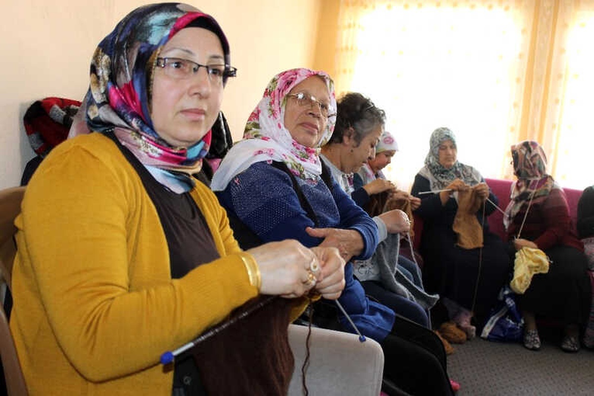 Hataylı Kadınlar Mehmetçiğe Atkı ve Bere Örüyor