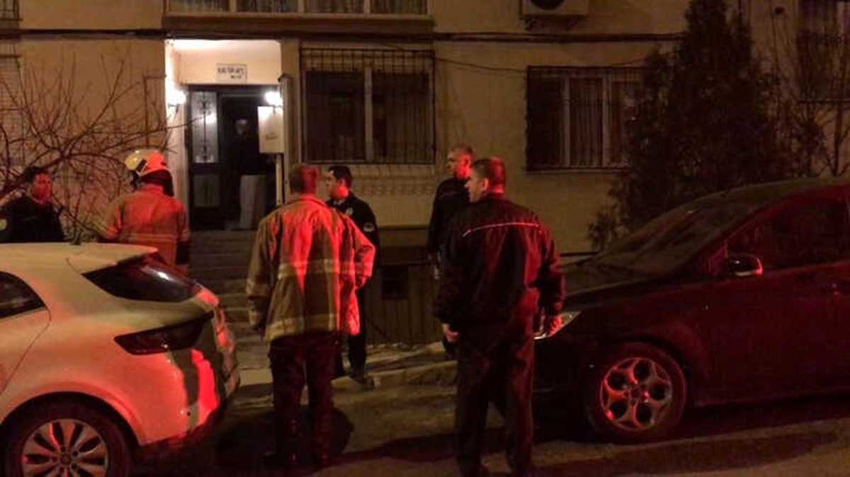 İzmir\'de Bir Apartmanda Patlama Meydana Geldi