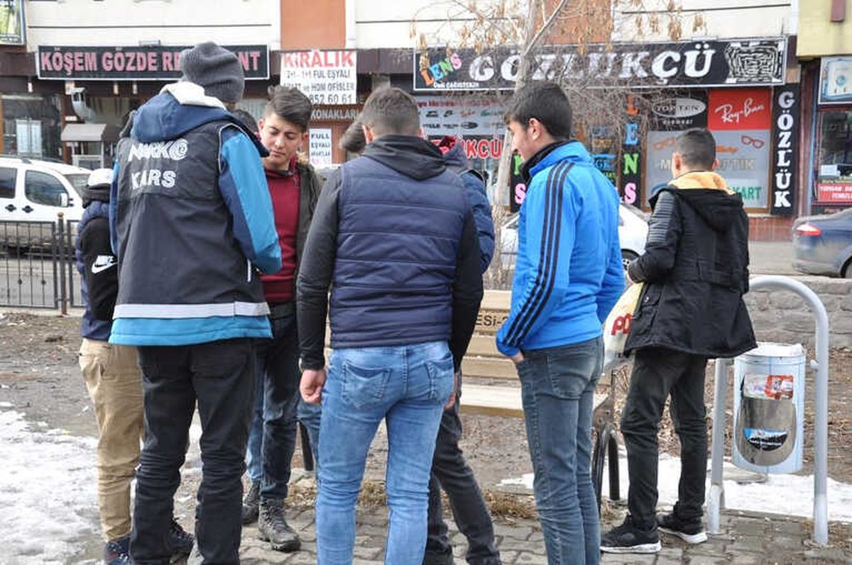 Kars\'t Polis Okul Önlerinde Uçurtmuyor