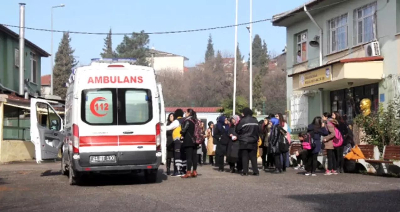 Kocaeli\'de Bir Lisede Boyadan Etkilenen 17 Öğrenci Hastanelik Oldu