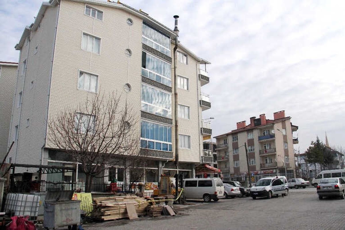 Konya\'da 3. Kattan Düşen Genç Yaralandı