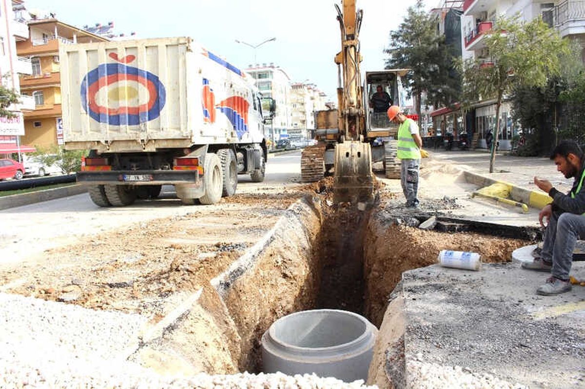 Manavgat Demokrasi Bulvarı Trafiğe Kapatıldı