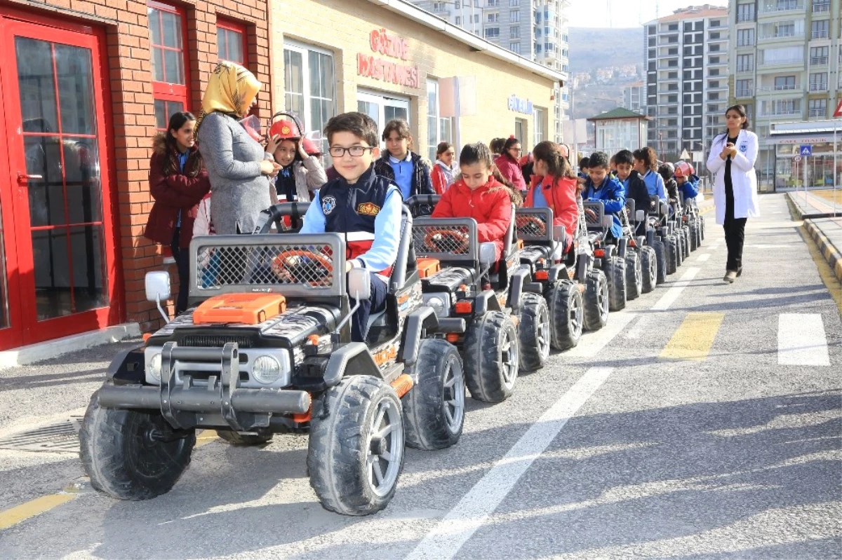 Öğrencilere Trafik Eğitimi Veriliyor