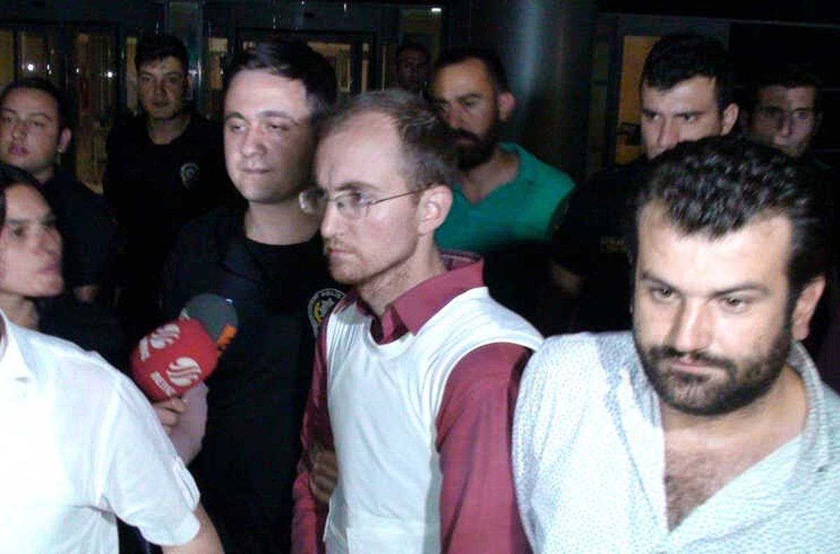 Öğretmeni, Gerçek Kimliğini Öğrendiğini Düşünerek Öldürmüş
