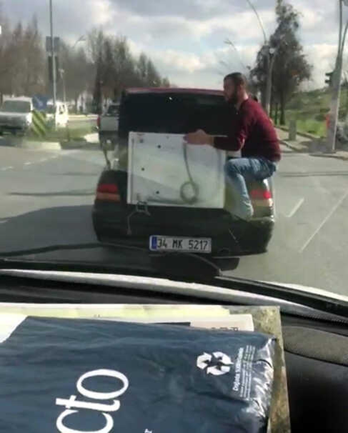 Otomobilin Bagajında Çamaşır Makinesiyle Akıl Almaz Yolculuk Kamerada