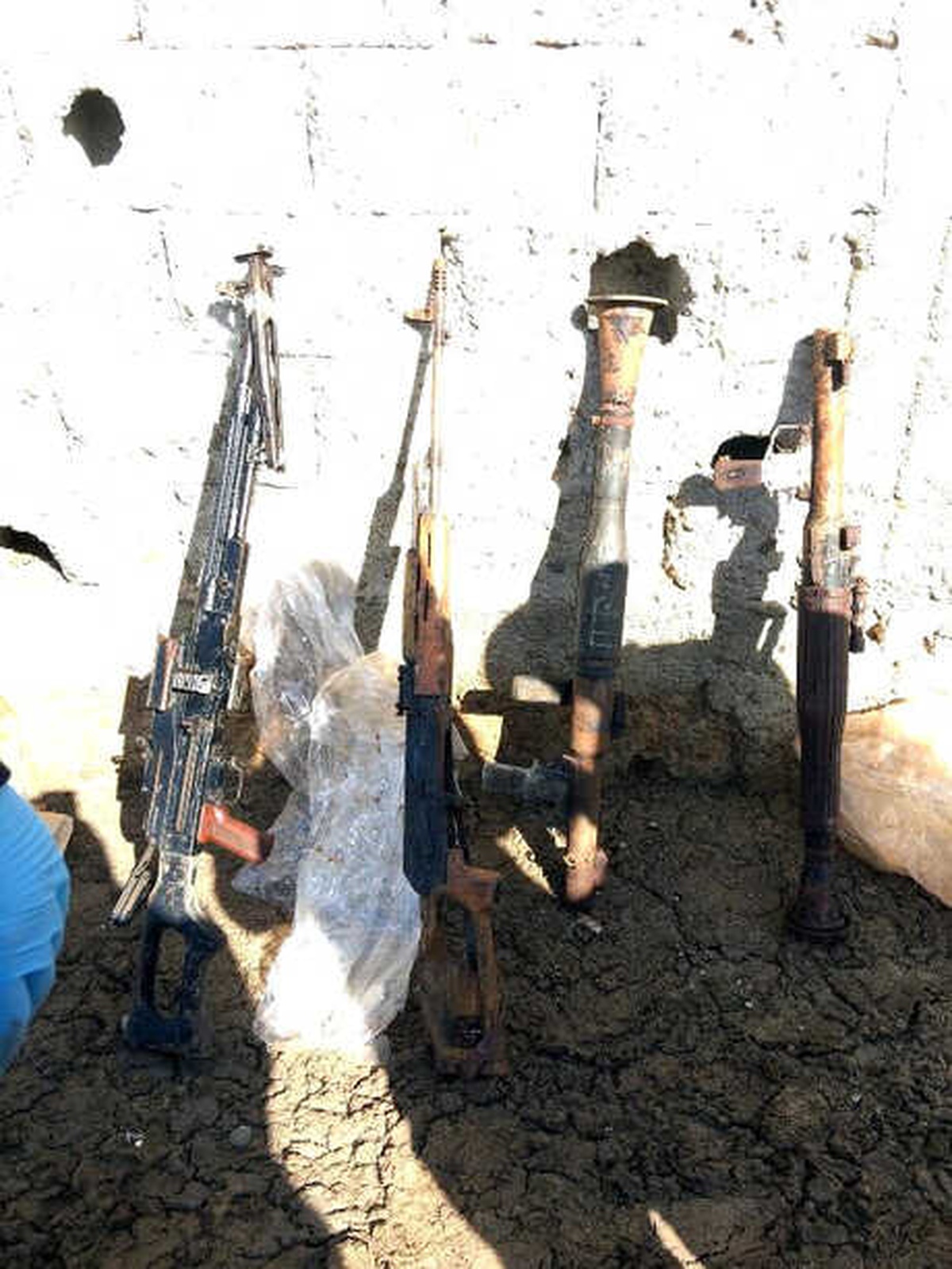 Siirt\'teki Ahırda PKK\'nın Suikast Silahları Ele Geçirildi
