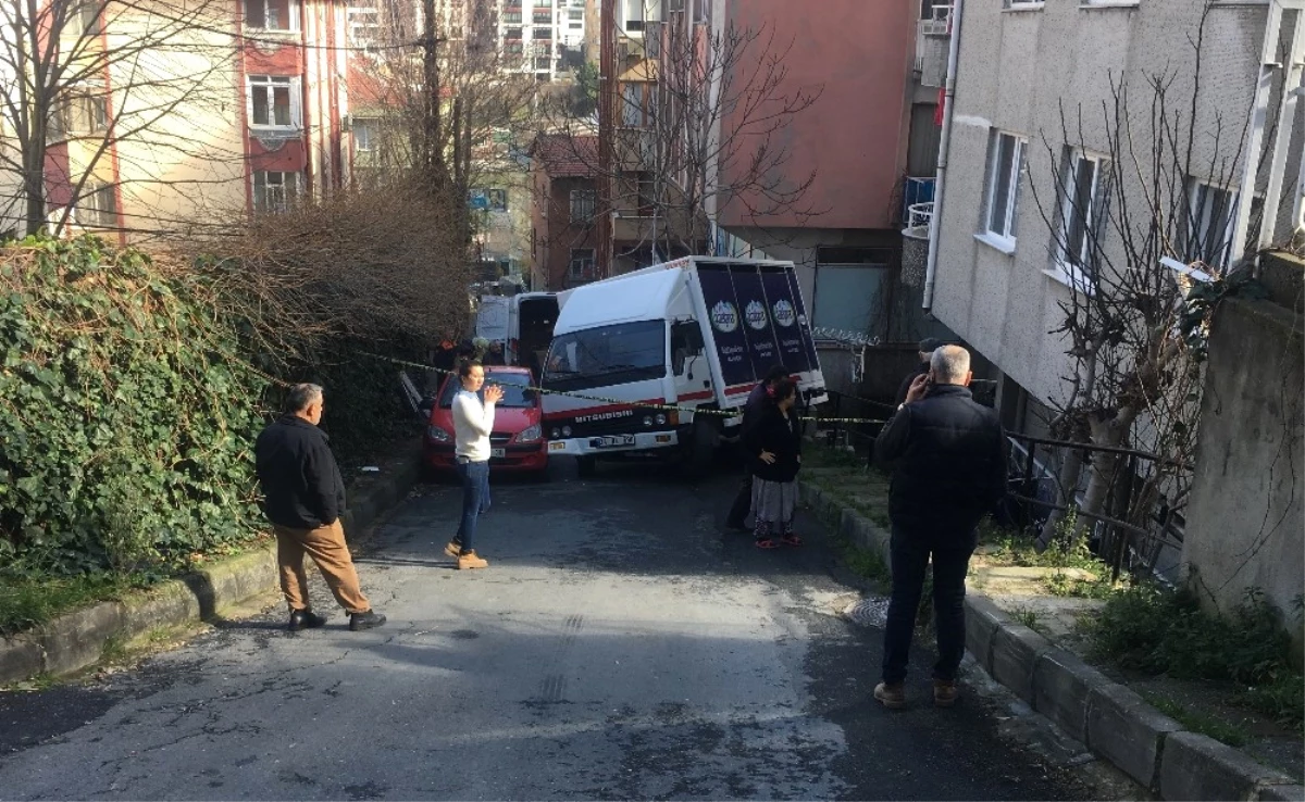 Şişli\'de Freni Tutmayan Su Dolu Kamyonet Yan Yattı