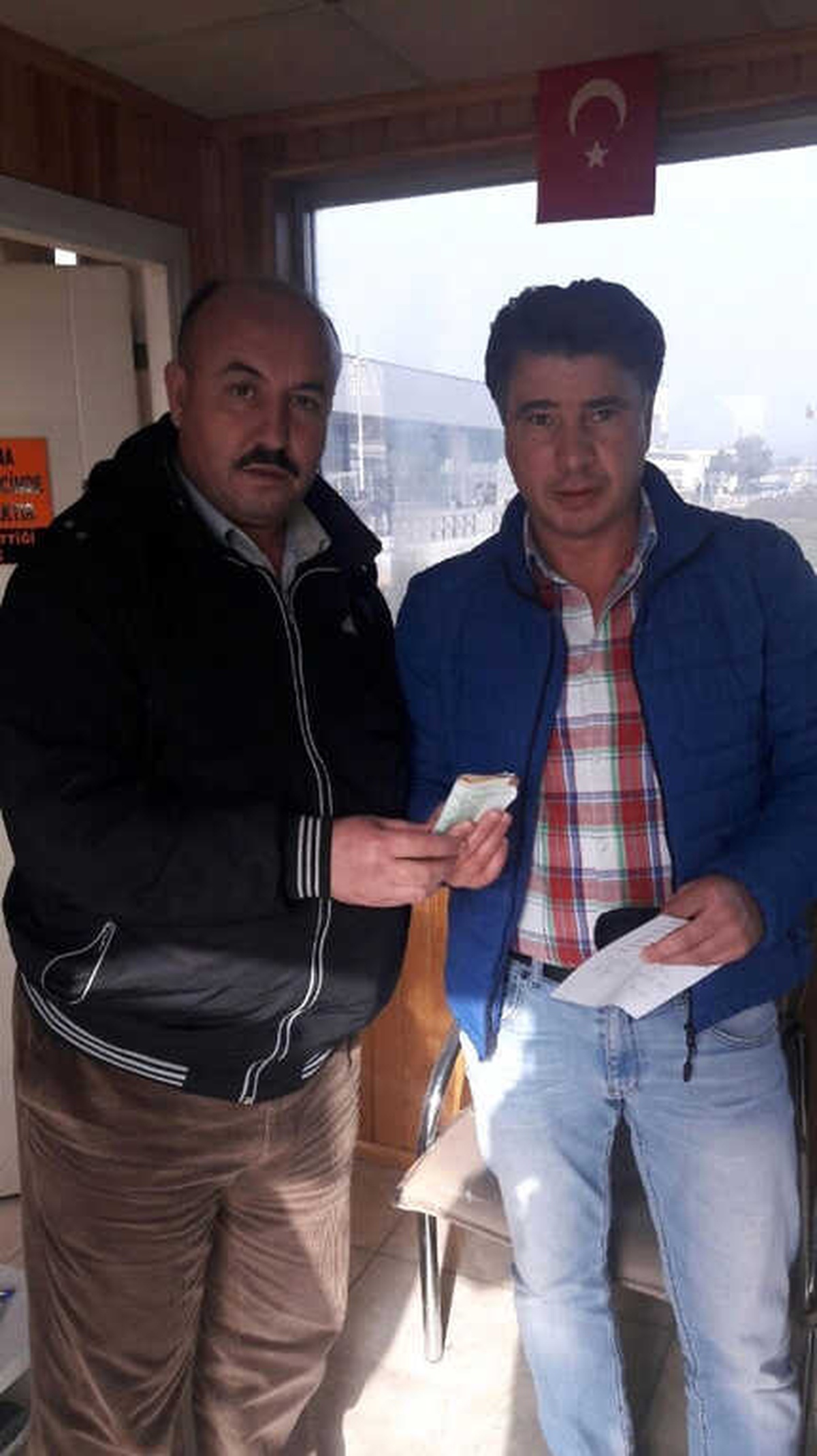 Taksici Aracında Unutulan Para Dolu Çantayı Sahibine Teslim Etti