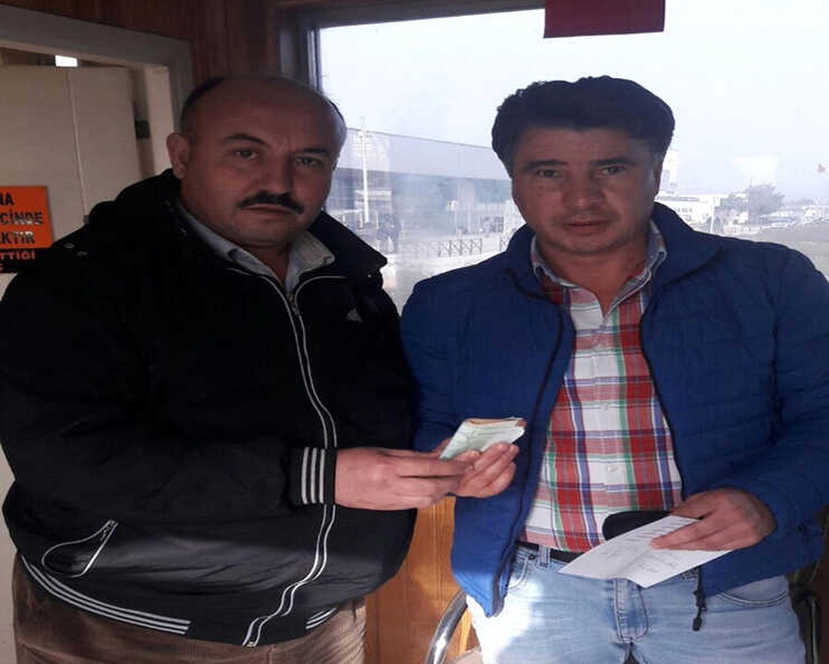 Taksici Aracında Unutulan Para Dolu Çantayı Sahibine Teslim Etti