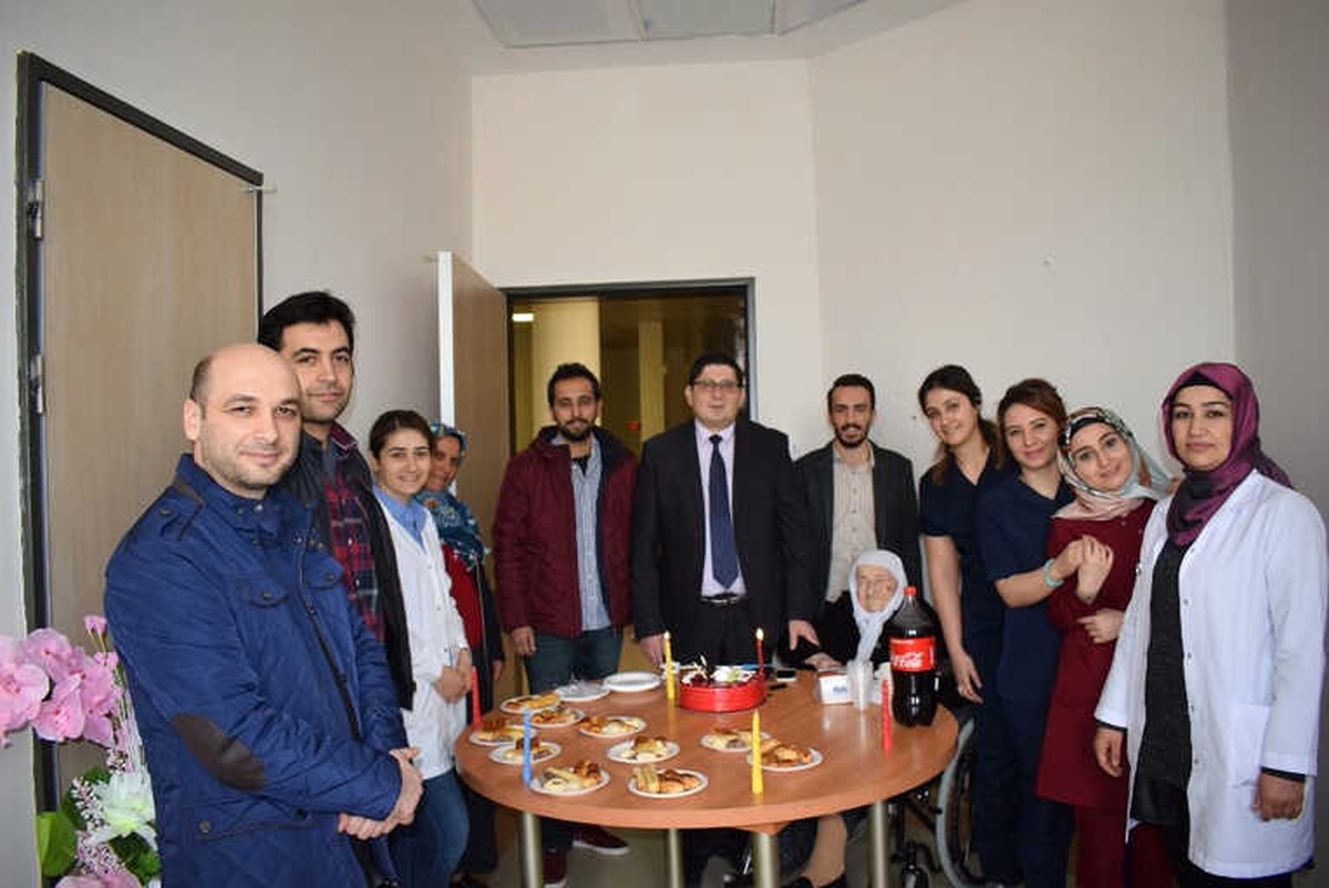 Tedavi Gören Hastaya Doğum Günü Sürprizi