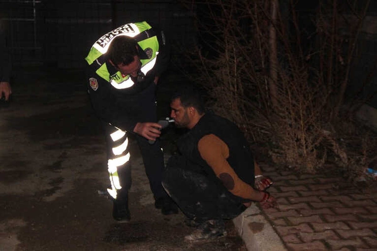 Üç Polis Otosuna Çarpıp Yakalanan Alkollü Sürücü: "Yabancı Değiliz, Niye Bağladınız"
