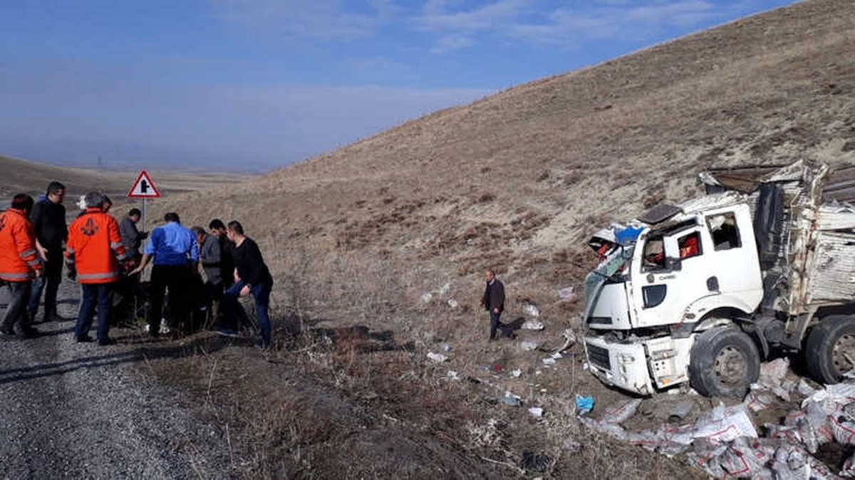 Yardım Kömürü Taşıyan Kamyon Takla Attı: 1 Yaralı