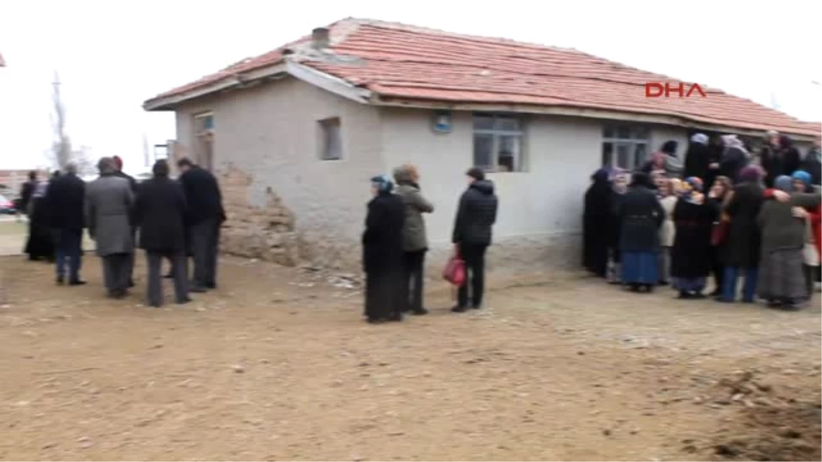Afyonkarahisar Elazığ\'daki Kazada Şehit Olan Polis Memuru Toprağa Verildi