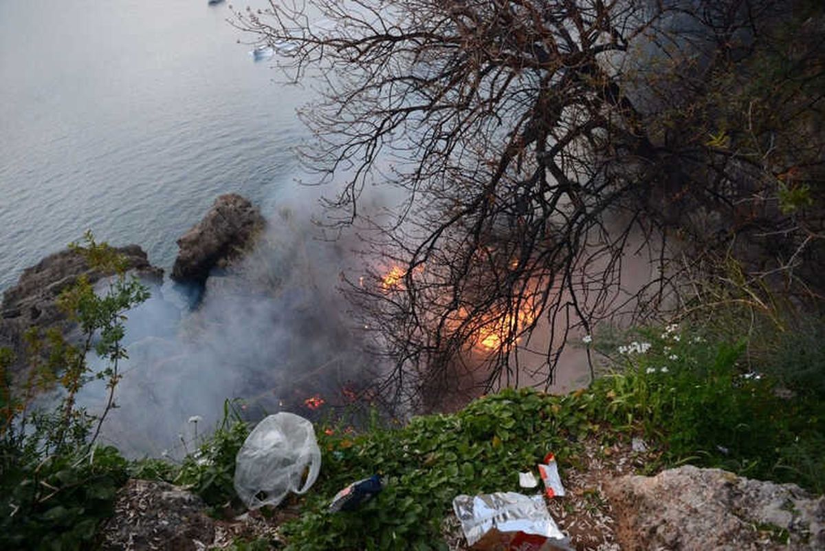 Antalya\'da Çalılık Alanda Yangın
