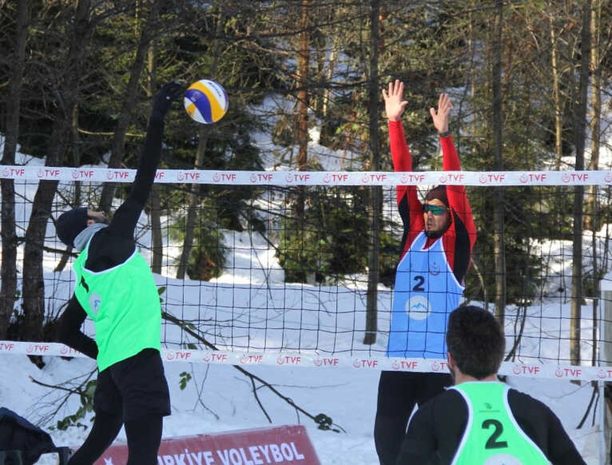 Artvin\'de Kar Voleybolu Heyecanı Başladı