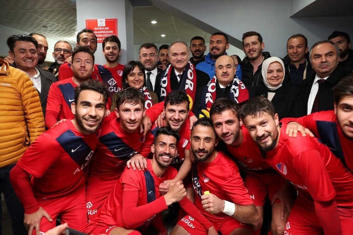 Bakan Faruk Özlü, Düzcespor Soyunma Odasına Girdi
