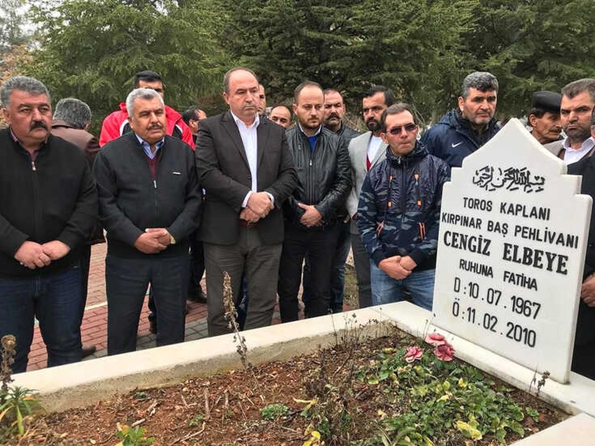Başpehlivan Cengiz Elbeye Mezarı Başında Anıldı