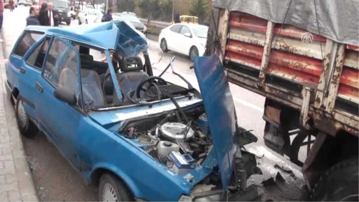 Beypazarı\'nda Otomobil Tıra Çarptı: 4 Yaralı