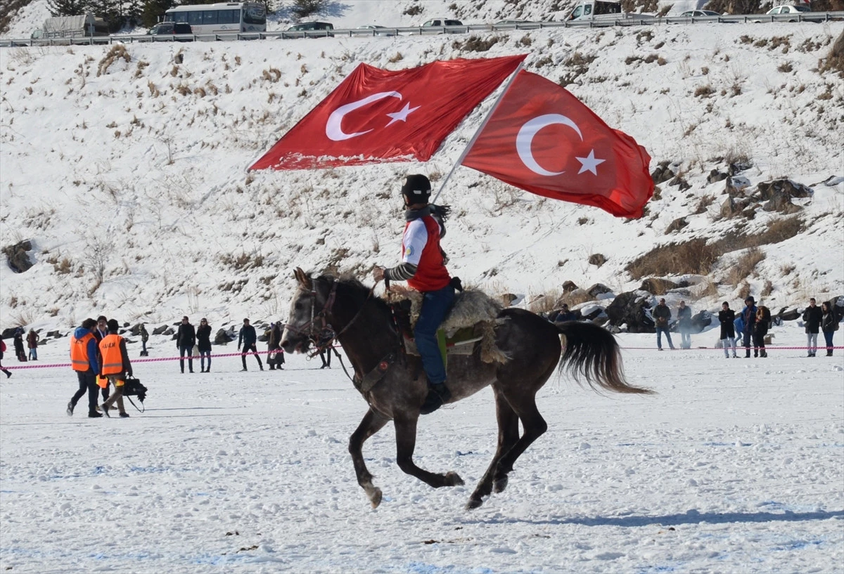 Buz Tutan Çıldır Gölü\'nde "Kış Şöleni"