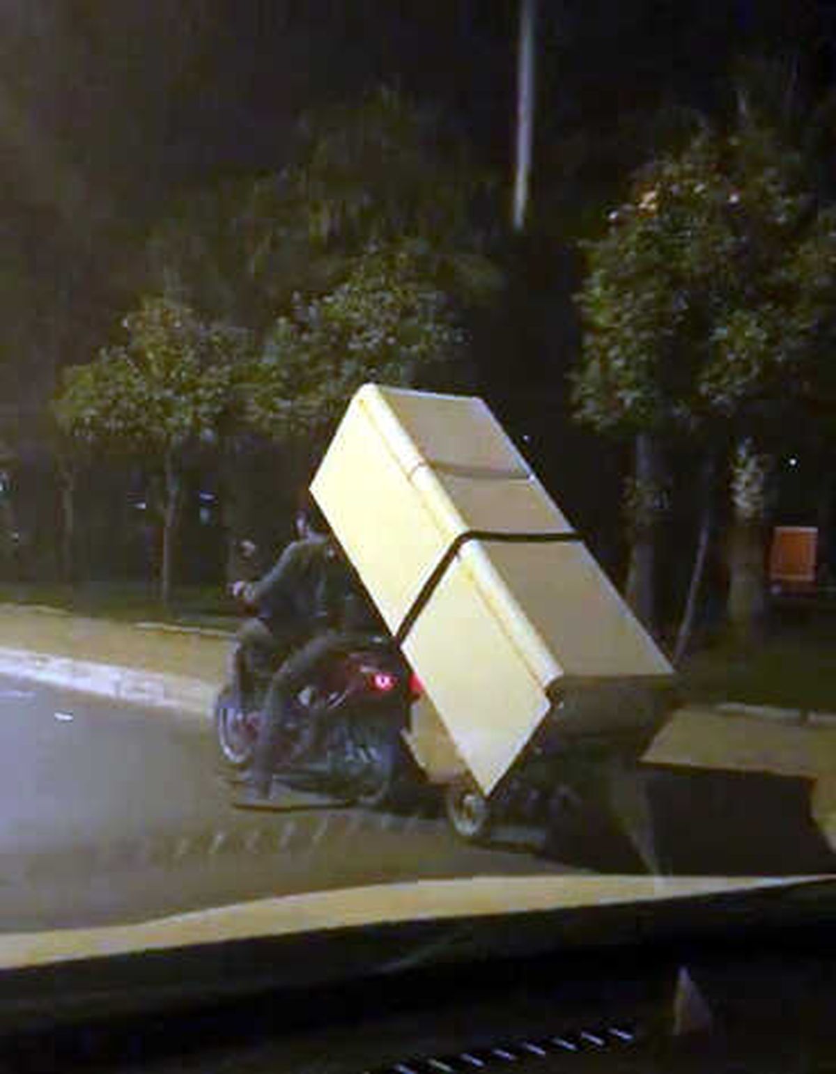 Buzdolabını Motosikletle Taşıdılar