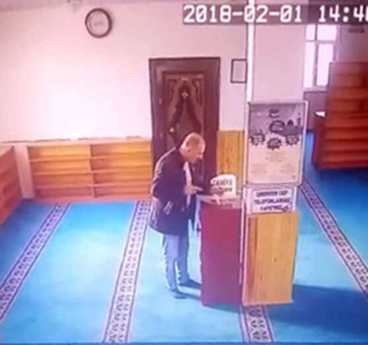 Camiden Sadaka Parasını Çalan Hırsızlar Kamerada