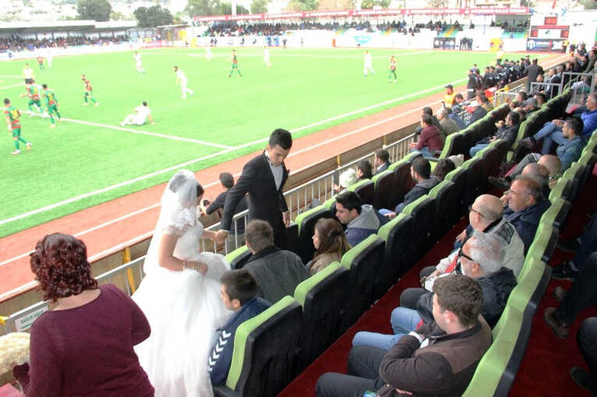 Gelin Damat Düğünden Önce Maça Geldi