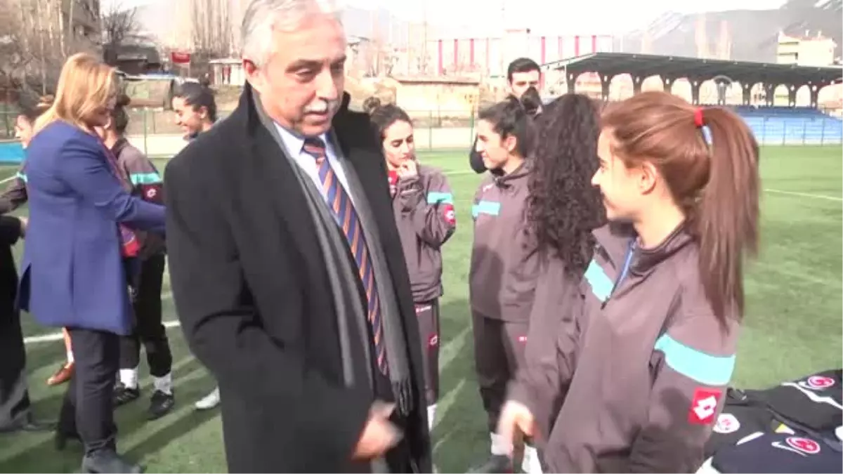 Hakkari\'de Kadın Futbol Takımına Malzeme Desteği