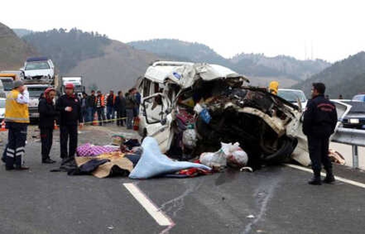 Kahramanmaraş\'ta Minibüs Kamyona Çarptı: 8 Ölü