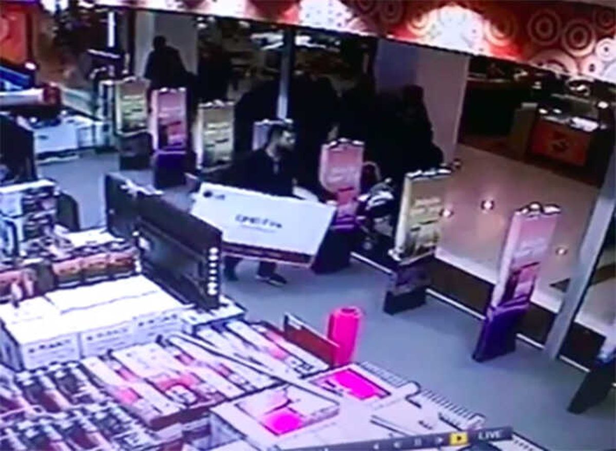 Mağazada Herkesin Gözü Önünde Dev Televizyonu Çaldı