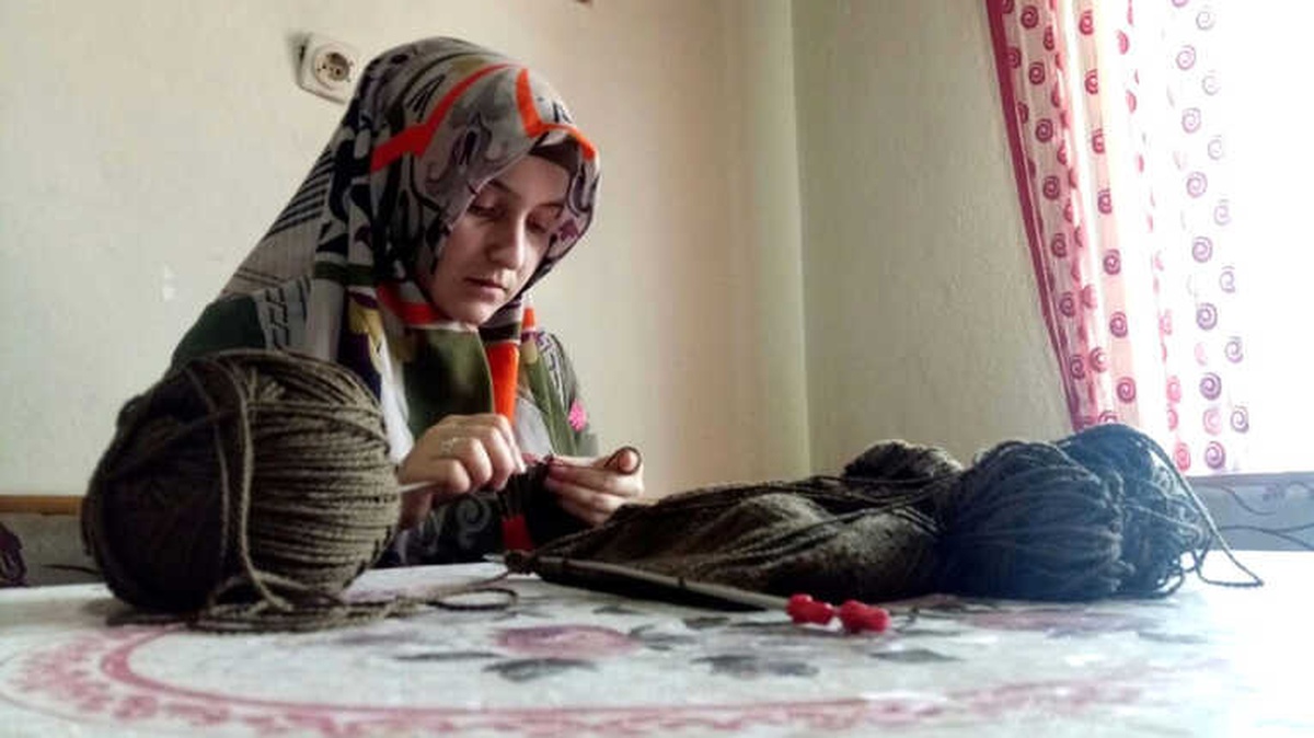 Mehmetçikler İçin Aktı ve Bere Örüyorlar
