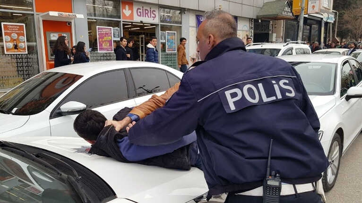 Plakasız Motosiklet Sahibi Polisle Kavga Etti