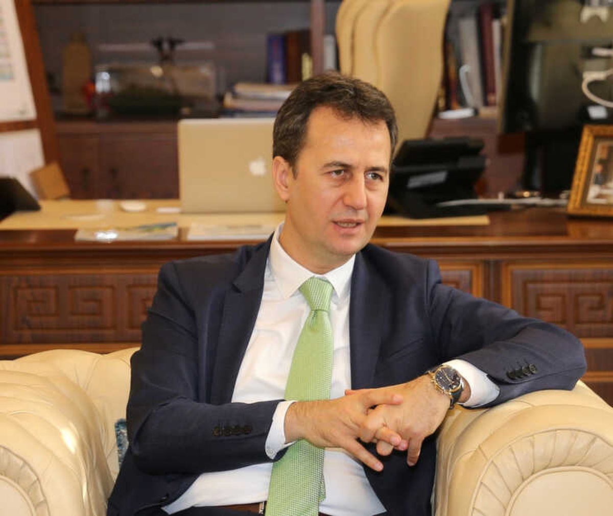 Rektör Sigarayı Bırakan Öğrenciye Laptop Verecek