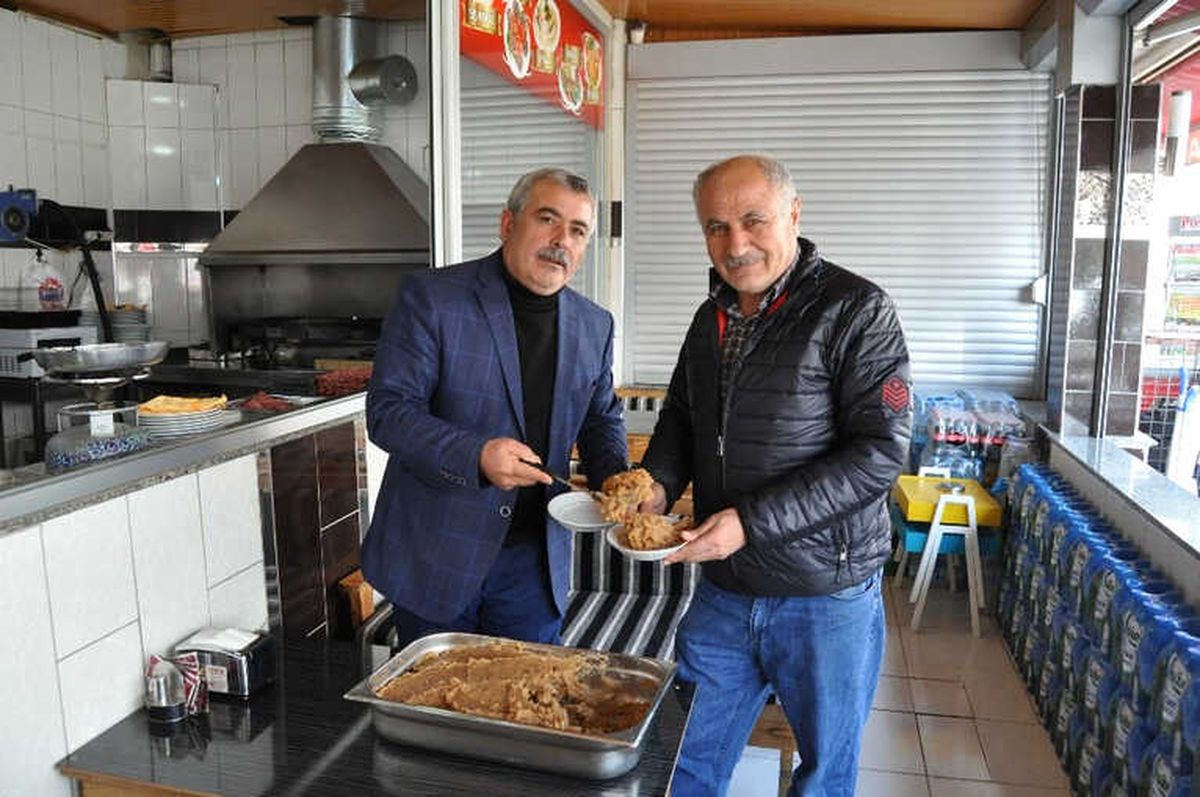 Şehitler İçin Helva Dağıtıldı