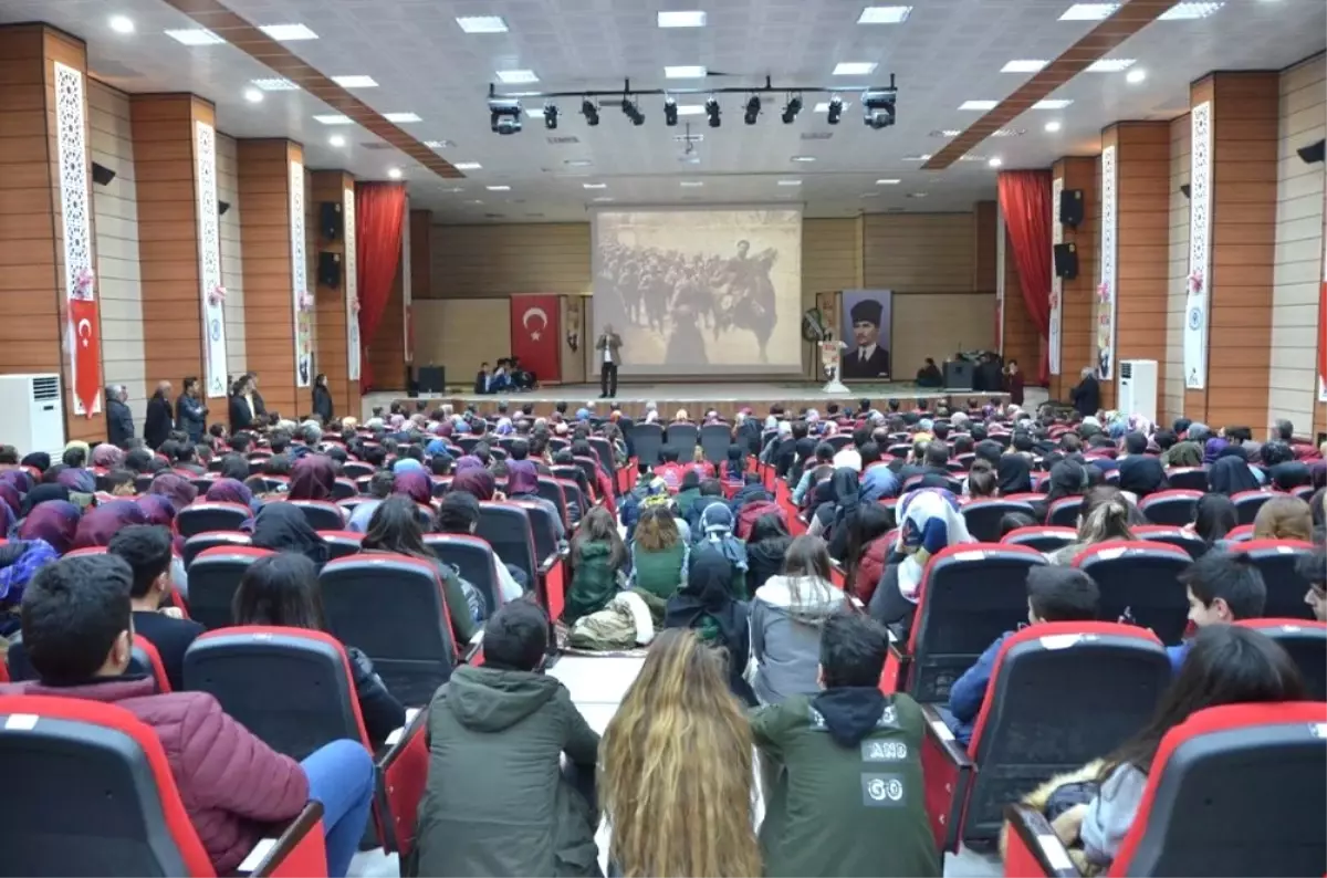 Tarihçi-Yazar Talha Uğurluel\'den Öğrencilere "Mehmetçik" Konulu Konferans