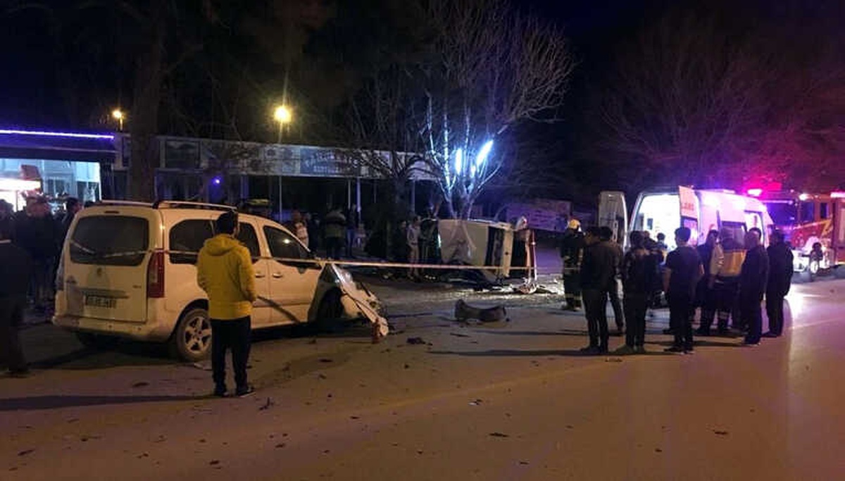 Ticari Araç ile Otomobil Kafa Kafaya Çarpıştı: 2 Yaralı