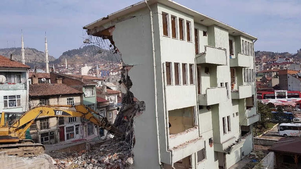 Tosya İlçe Emniyet Müdürlüğü Hizmet Binası Yıkıldı