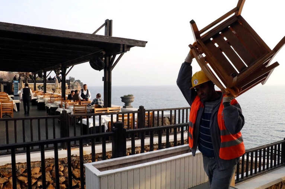 Ünlü Restoranda Yıkım Manzaralı Akşam Yemeği