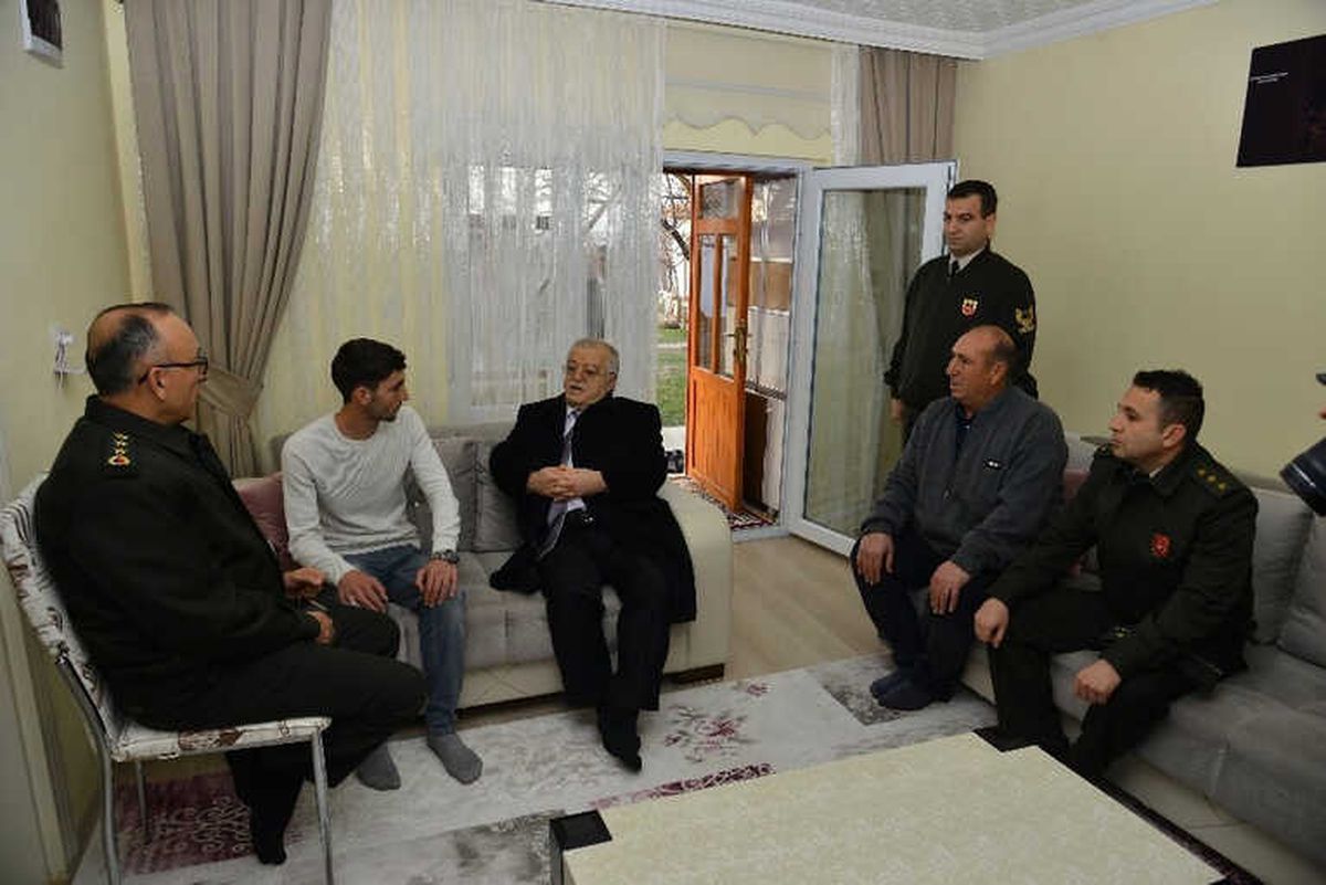 Vali Şentürk, Afrin Gazisini Evinde Ziyaret Etti