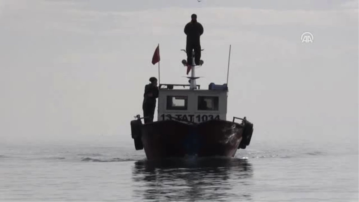 Van Gölü\'nde 40 Yıldır Balık Avlıyorlar - Bitlis