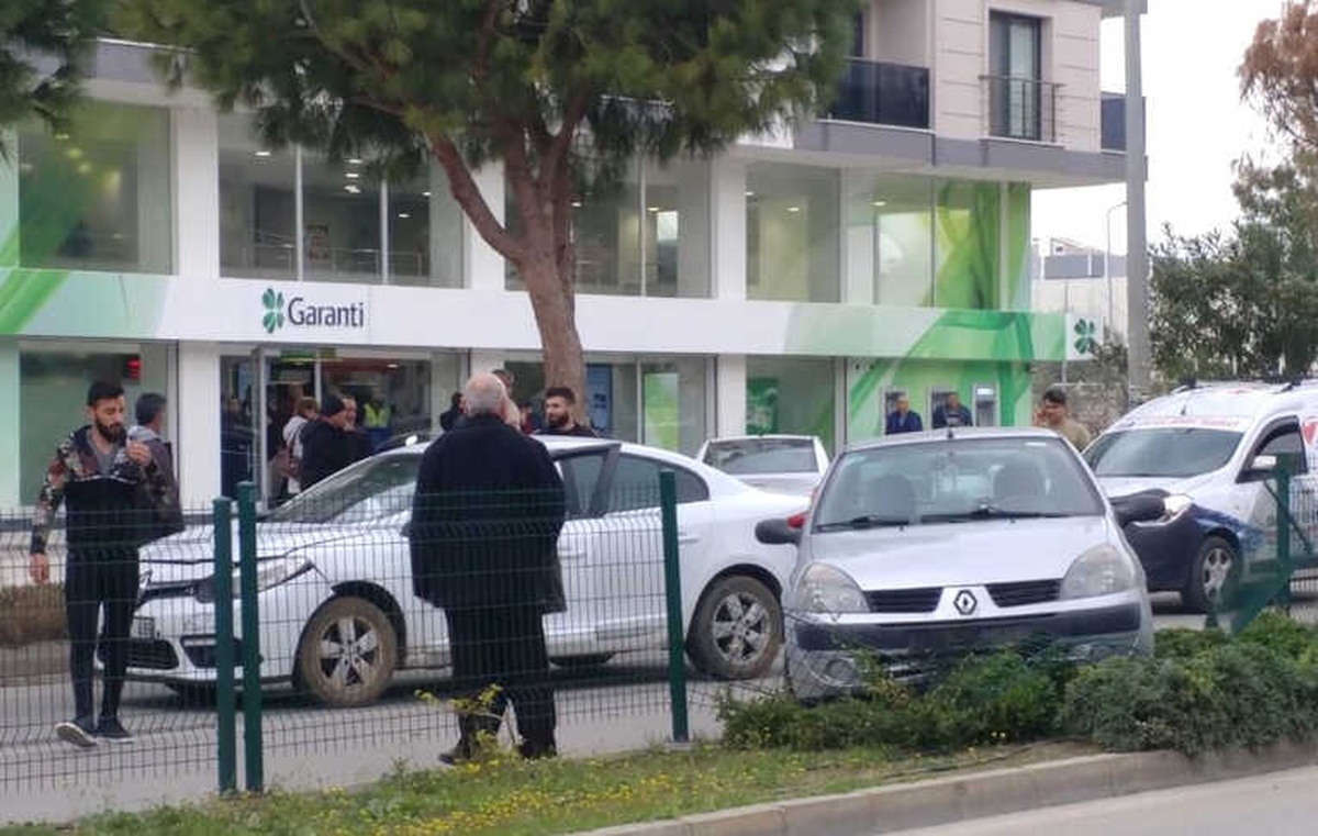 Yağışta Kontrolden Çıkan Araç Refüje Çıktı