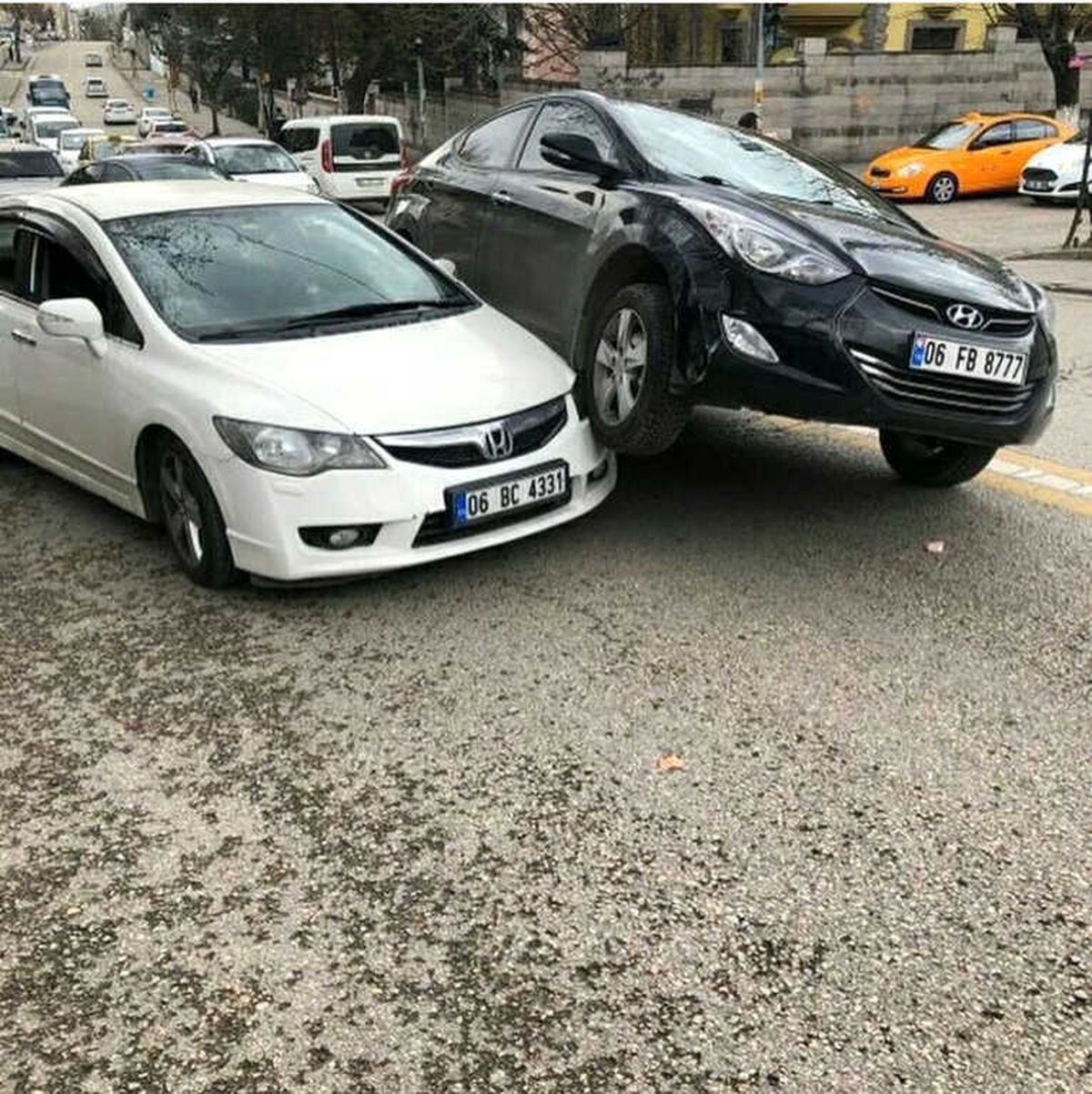 Araba Arabanın Üstüne Çıktı