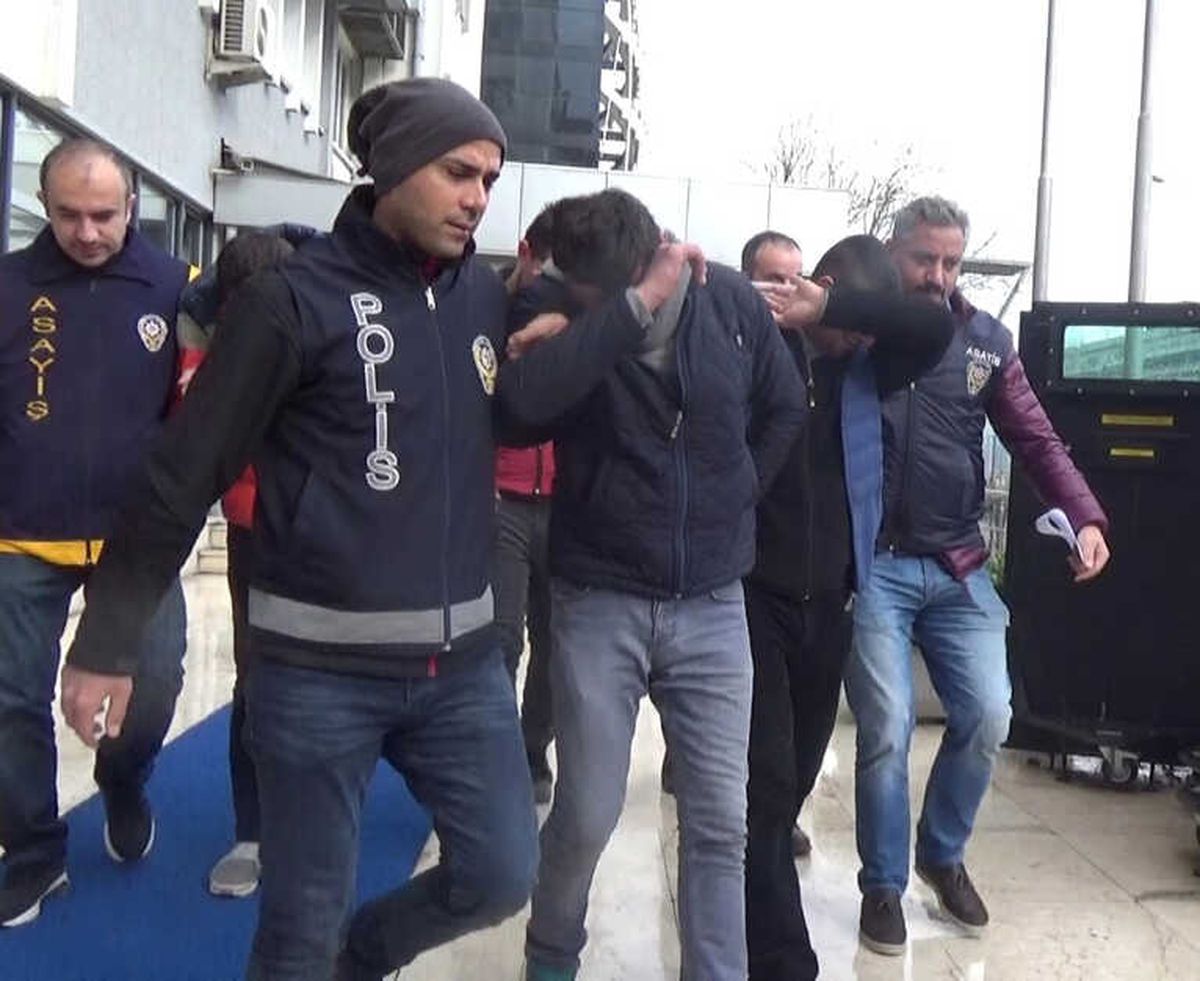 Araba Hırsızları Yakayı Ele Verdi